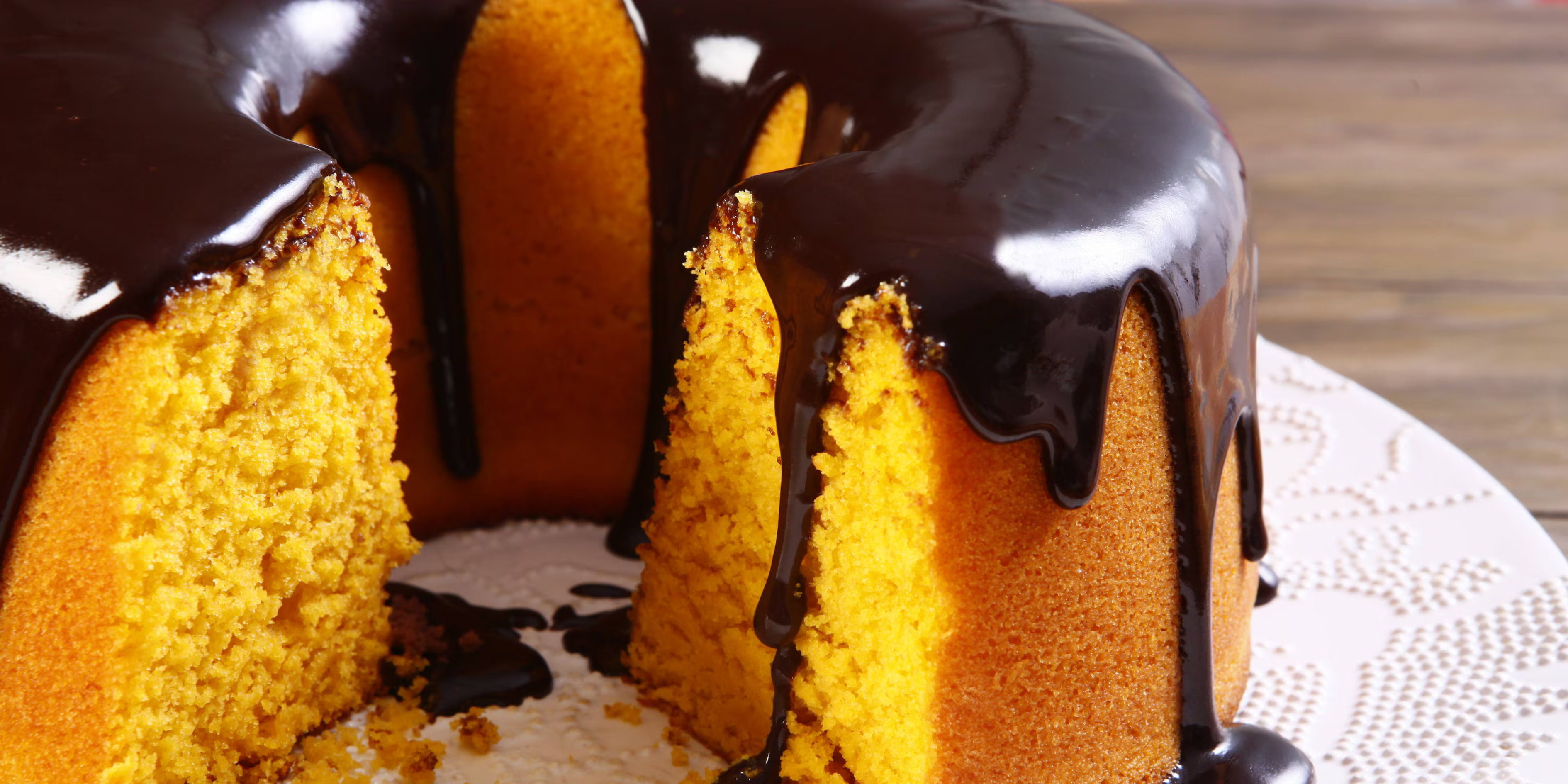 Bolo de Cenoura Fofinho com Cobertura de Chocolate 🍰✨