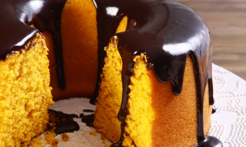 Bolo de Cenoura Fofinho com Cobertura de Chocolate 🍰✨
